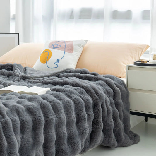 Luxurious Double-Sided Faux Fur Plush Throw Blanket for Bed and Couch